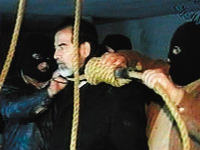 警衛(wèi)給薩達(dá)姆套上絞刑工具。