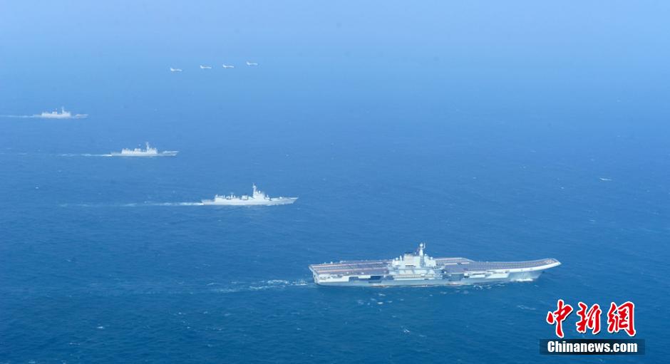 圖為遼寧艦與水面艦艇、飛機(jī)進(jìn)行協(xié)同訓(xùn)練。中新社發(fā) 胡鍇冰 攝