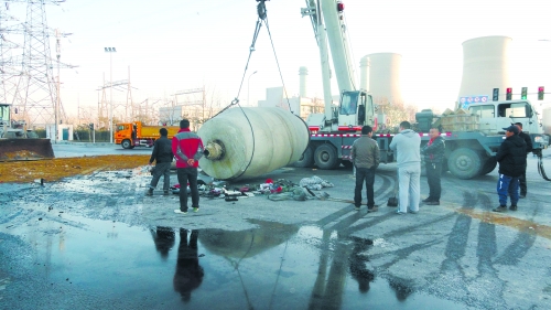 天還沒(méi)亮透 倆大罐車(chē)撞在了一起