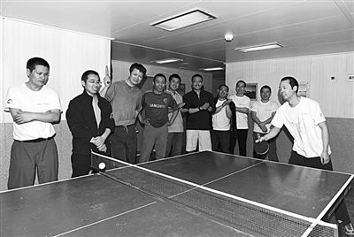 5日，“雪龍”號(hào)上的科考隊(duì)員在進(jìn)行乒乓球比賽。新華社發(fā)