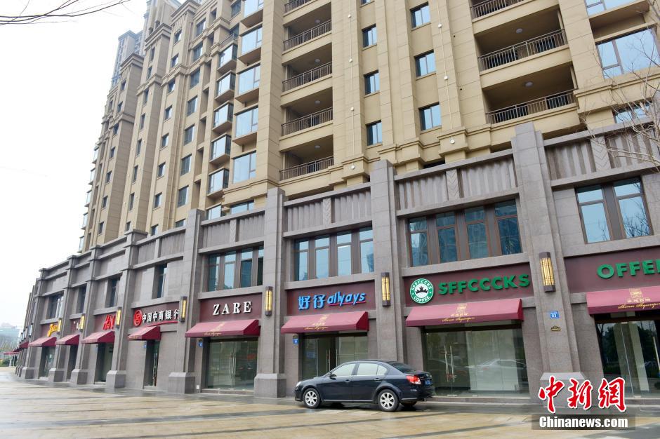 “知名大牌”集結(jié)無錫某樓盤商業(yè)街 細(xì)看全是“李鬼” “知名大牌”集結(jié)無錫某樓盤商業(yè)街 細(xì)看全是“李鬼”