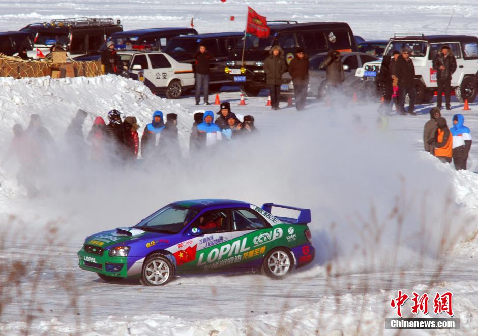 圖為參加“飛越冰河”大型體育極限運動挑戰(zhàn)賽事的選手在冰封的黑龍江上進行冰雪飛車漂移。中新社發(fā) 邱齊龍