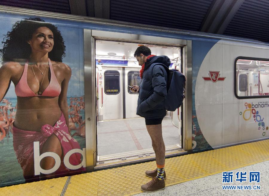 1月12日，在加拿大多倫多，一名只穿著內(nèi)褲的男子在車站等候地鐵。