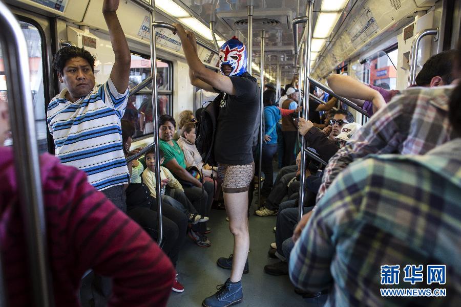 一名參加不穿褲子搭地鐵活動的男子站在地鐵車廂內(nèi)。