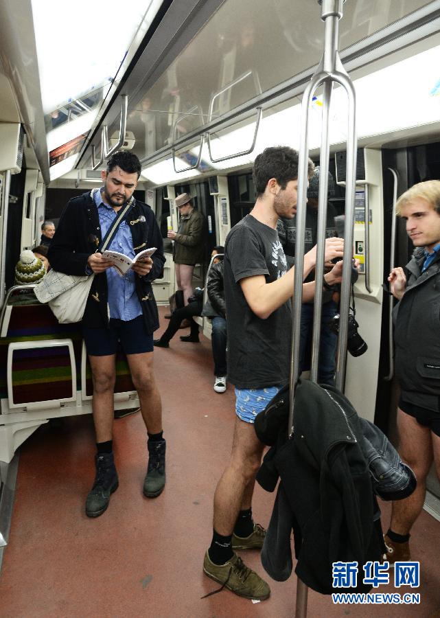 1月12日，在橫貫巴黎東西部的1號線地鐵車廂里，乘客只穿一條內(nèi)褲搭乘地鐵。