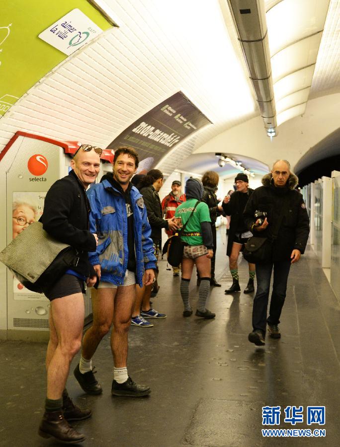 1月12日，在橫貫巴黎東西部的1號線地鐵車廂里，乘客只穿一條內(nèi)褲搭乘地鐵。