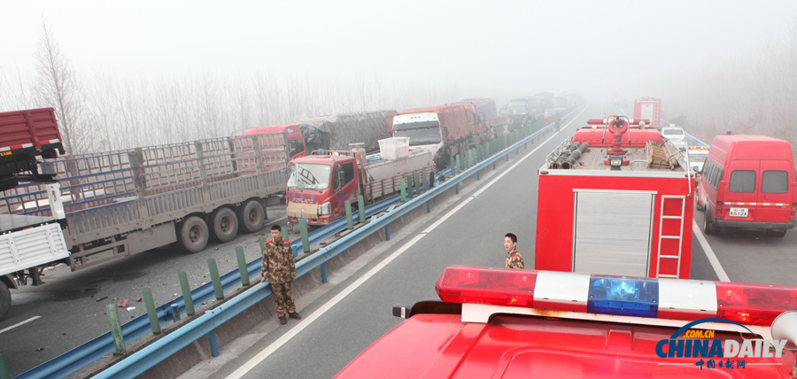 消防人員抵達(dá)事故現(xiàn)場(chǎng)。惠斌 攝