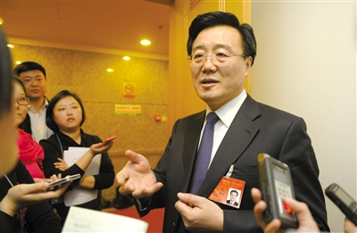 昨日，在十四屆人大二次會(huì)議順義代表團(tuán)全團(tuán)審議后，北京市人大代表、北京市常務(wù)副市長(zhǎng)李士祥接受記者提問(wèn)。新京報(bào)記者 浦峰 攝