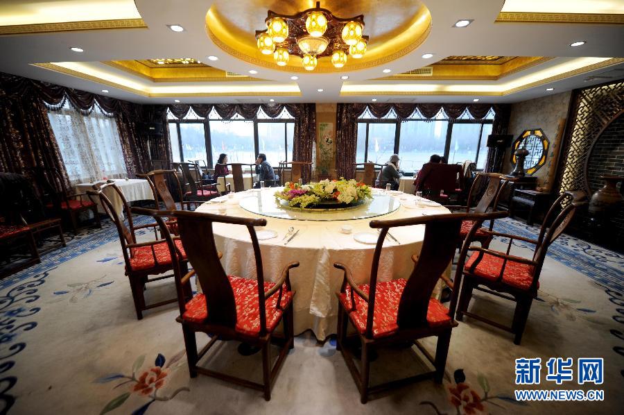 　1月15日，游客在北京紫竹院公園內(nèi)的問(wèn)月樓喝茶聊天。