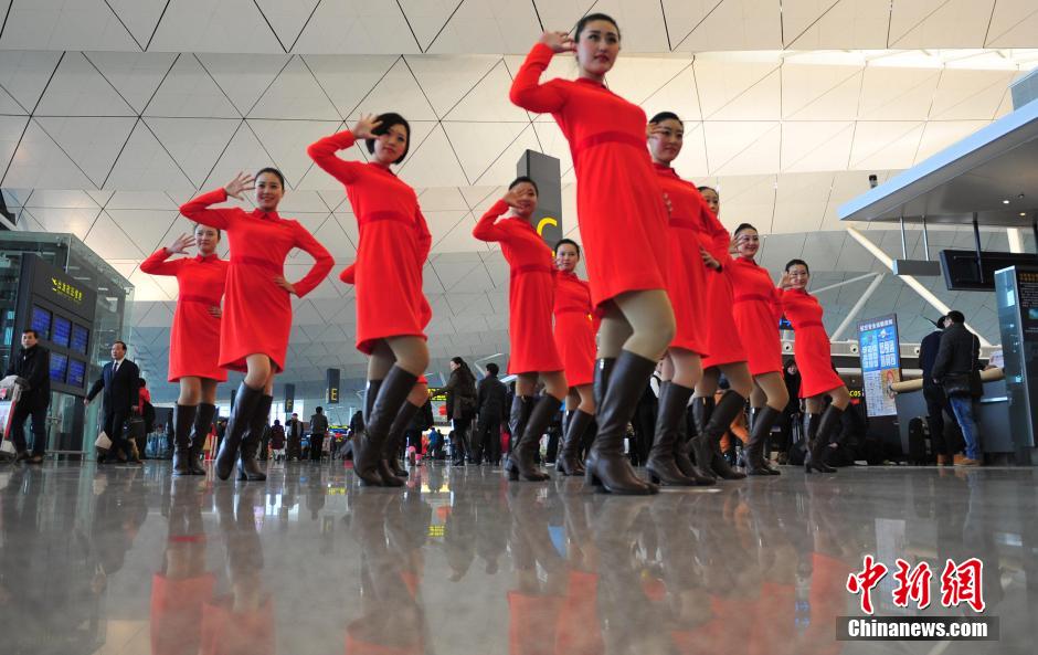 1月23日，機(jī)場工作人員在跳“快閃”舞蹈。
