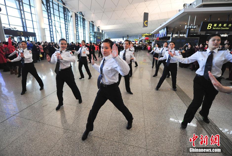 1月23日，機(jī)場工作人員在跳“快閃”舞蹈。