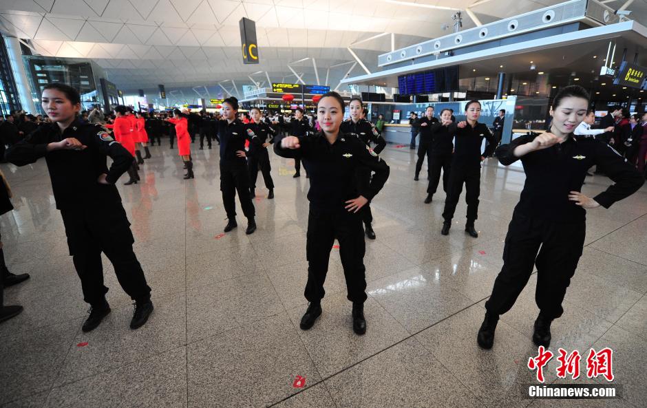 1月23日，機(jī)場工作人員在跳“快閃”舞蹈。