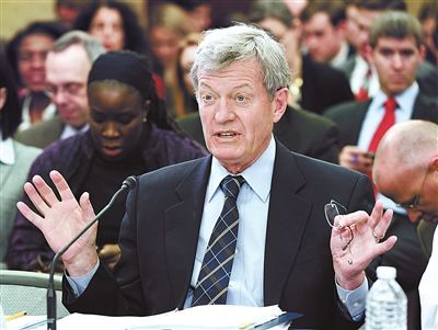 2012年2月1日，鮑卡斯在國會會議上發(fā)言供圖/IC