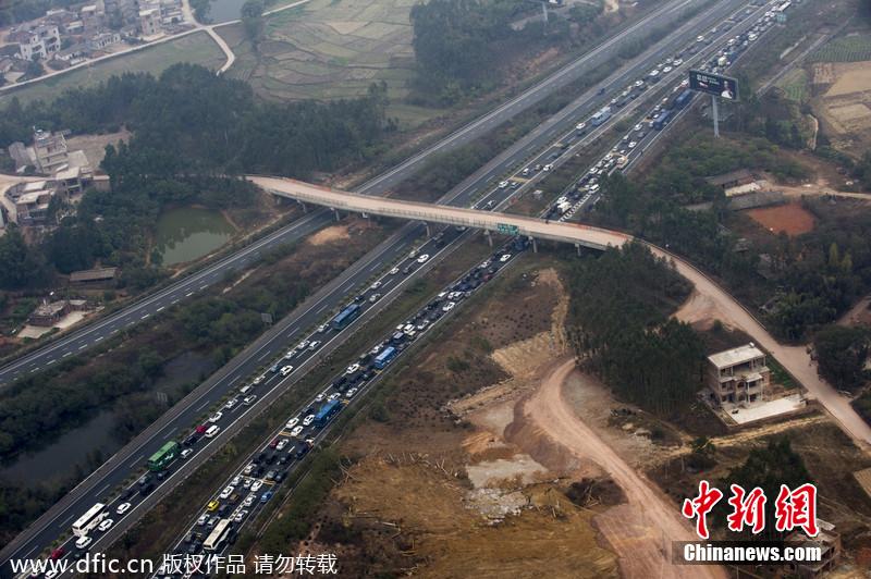 航拍春運(yùn)路況 廣河長(zhǎng)深高速交界車隊(duì)綿延幾公里