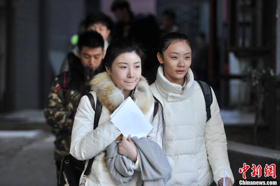 圖為表演系考生走出考場。