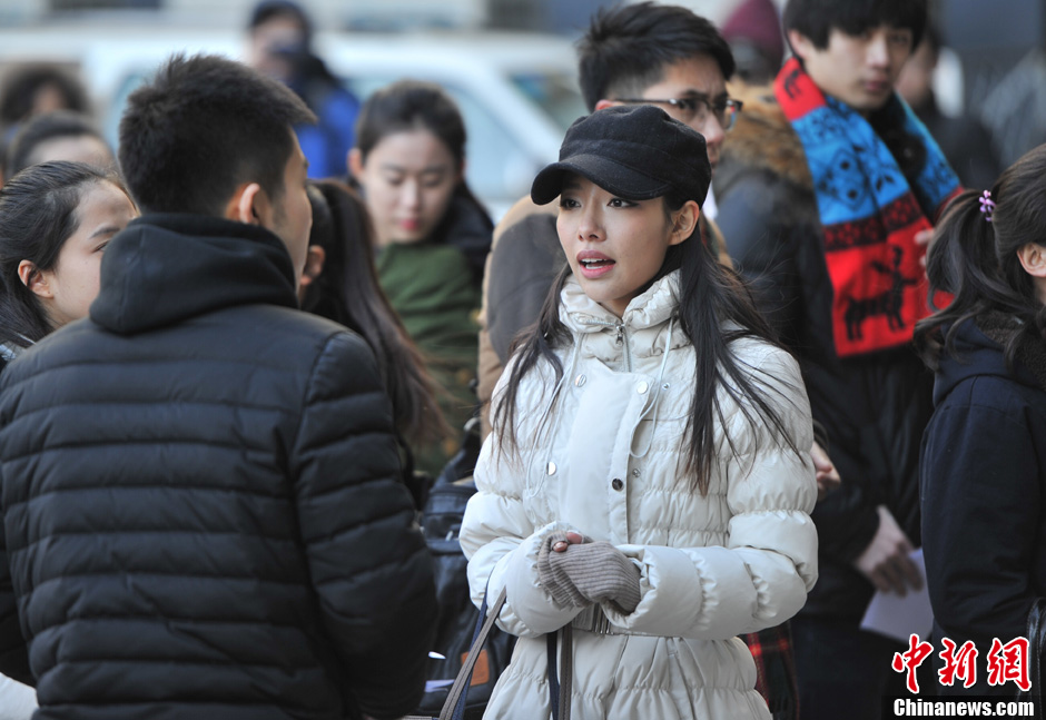 圖為表演系考生走出考場。