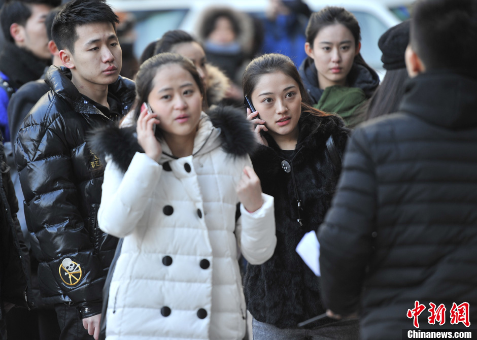 圖為表演系考生走出考場。