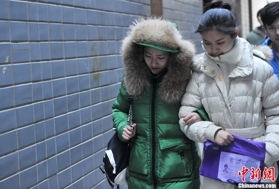 圖為表演系考生走出考場。