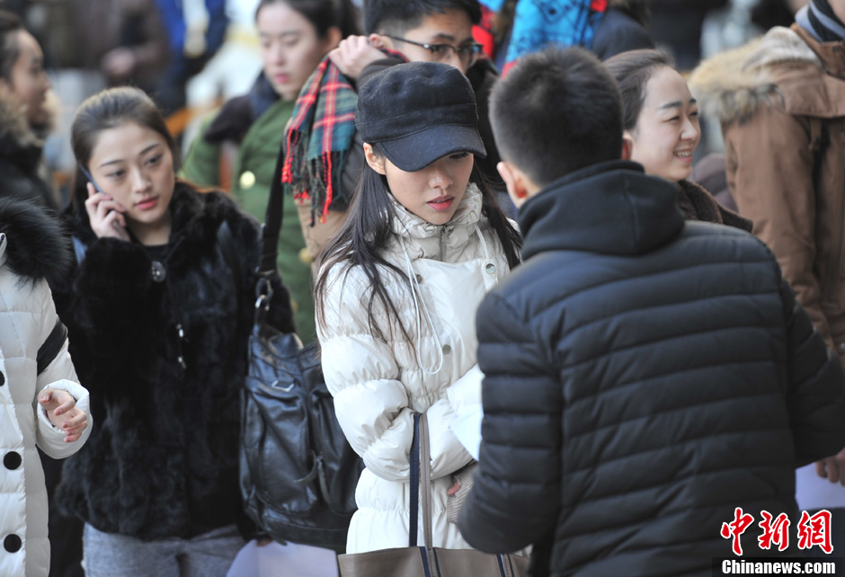 圖為表演系考生走出考場。