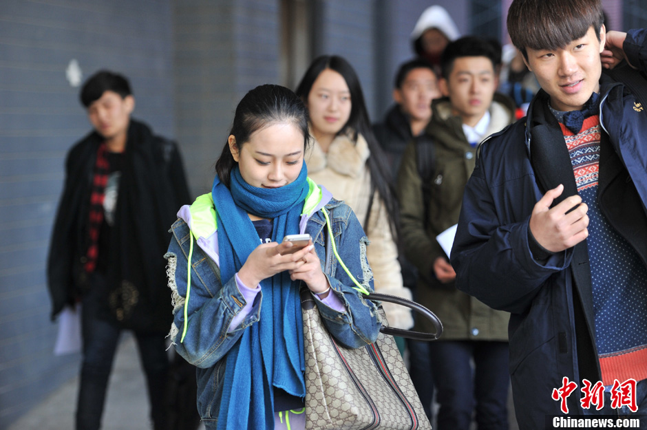 圖為表演系考生走出考場。