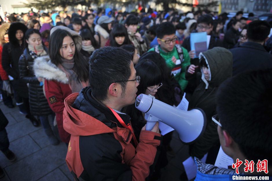 圖為報考現(xiàn)場。