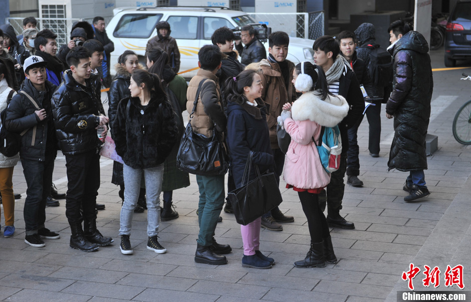 圖為表演系考生走出考場。