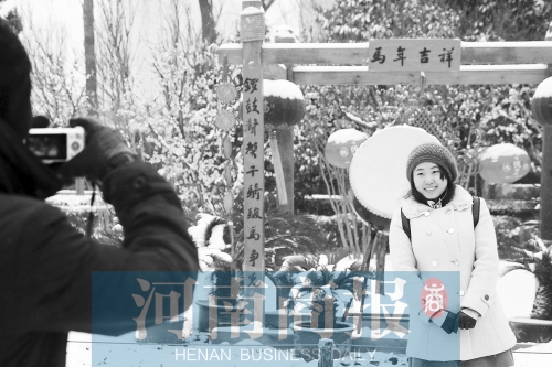 紫荊山公園里布置喜慶，引來不少游客合影留念。記者 楊東華/攝