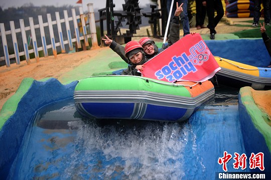 　圖為外國友人舉著標語體驗水上漂。陳超　攝