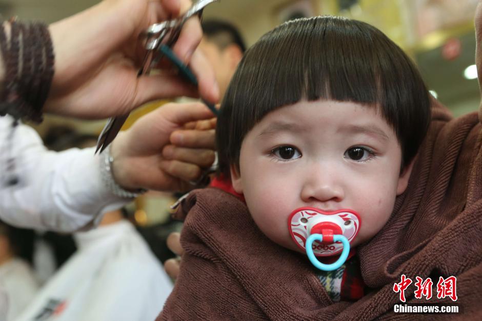 二月二龍?zhí)ь^ 娃娃“剃龍頭”萌態(tài)百出 二月二龍?zhí)ь^ 娃娃“剃龍頭”萌態(tài)百出