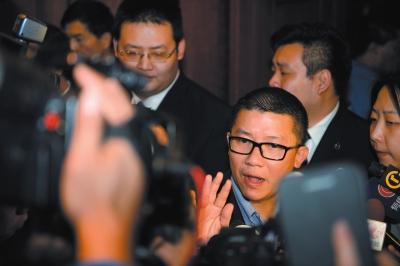 3月10日23時(shí)許，與馬航失聯(lián)航班部分乘客家屬乘坐同一航班的乘客在北京首都機(jī)場(chǎng)辦理值機(jī)手續(xù)。新華社