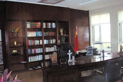 遼寧大學(xué)黨委書(shū)記被曝光的辦公室。 網(wǎng)絡(luò)截圖