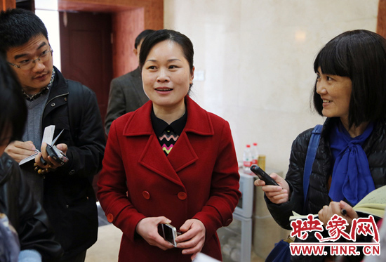 董亞娜是焦裕祿紀(jì)念館副館長(zhǎng)，她兩次給習(xí)近平講解，贊總書記看得仔細(xì)，聽得認(rèn)真。3月20日，記者在蘭考采