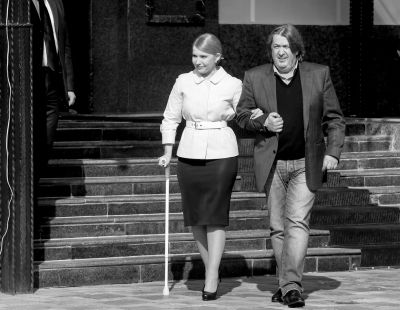 3月27日，烏克蘭基輔，前總理季莫申科在朋友的陪伴下赴新聞發(fā)布會(huì)現(xiàn)場，宣布將參加烏克蘭總統(tǒng)選舉。