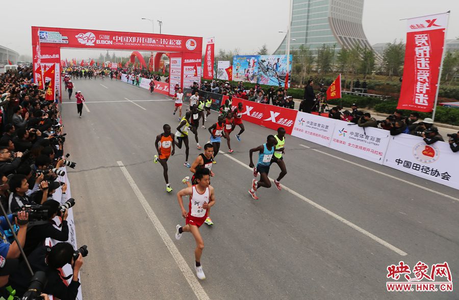 專業(yè)組選手起跑。