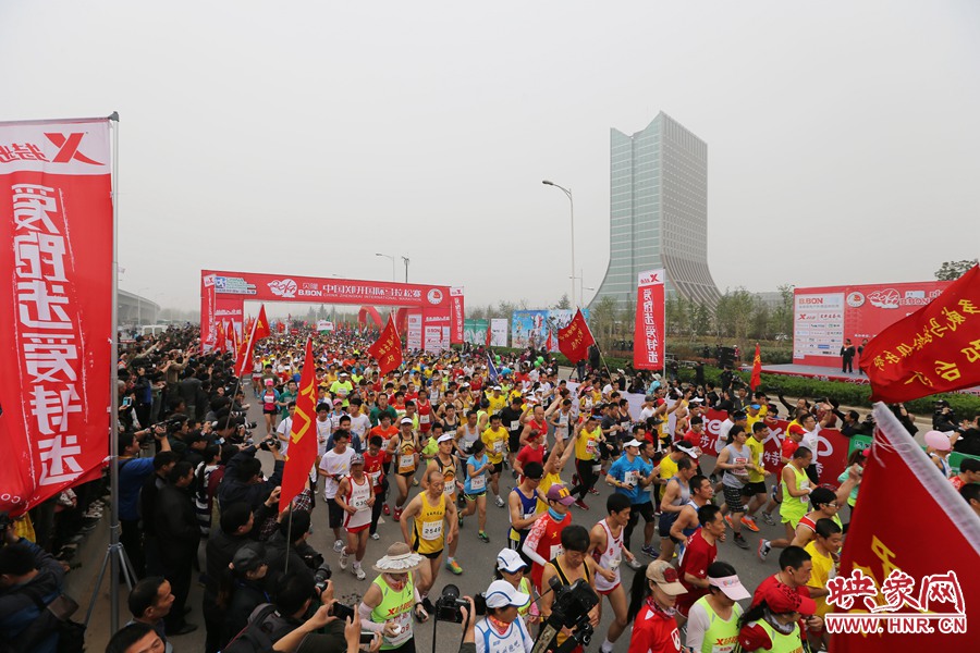 彩旗飄飄的起跑點。