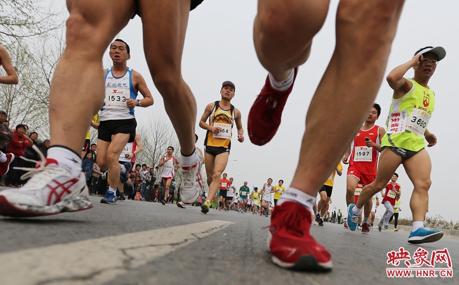 約五公里處，選手們已經(jīng)拉開了距離。