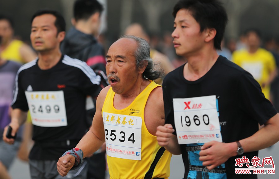 一位老年選手與年輕人比速度。