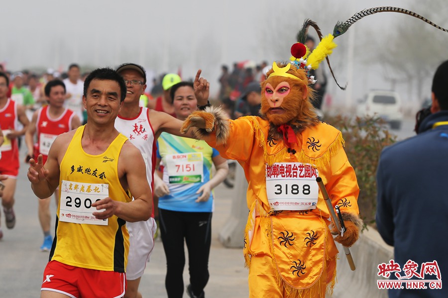 “大圣”不翻跟斗改長跑了。