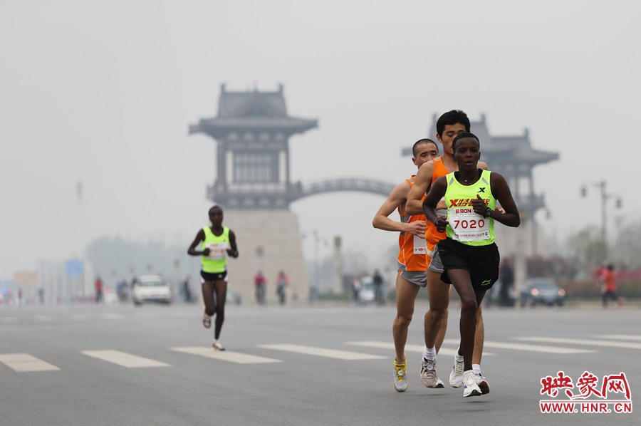 選手進入開封市區(qū)。