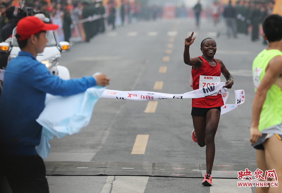 女子全程第一個沖過終點線的選手。