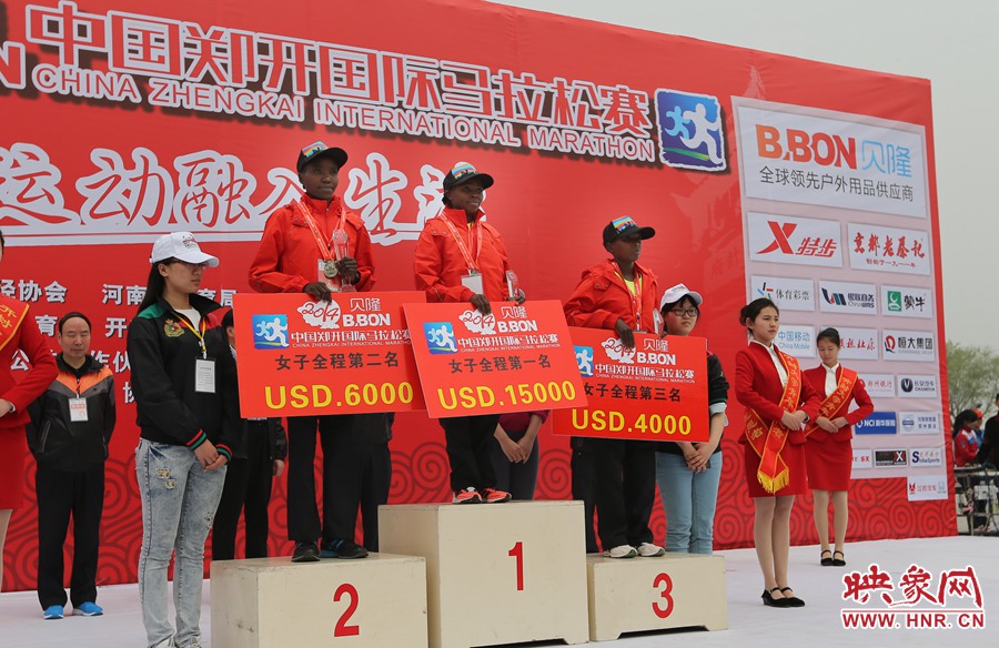 女子全程前三名選手。