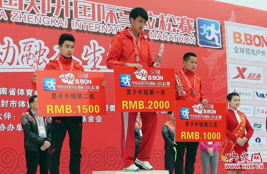 男子半程前三名選手。