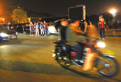 3月30日凌晨，地震發(fā)生后，秭歸縣城一些居民聚集到開(kāi)闊的廣場(chǎng)上。新華社發(fā)