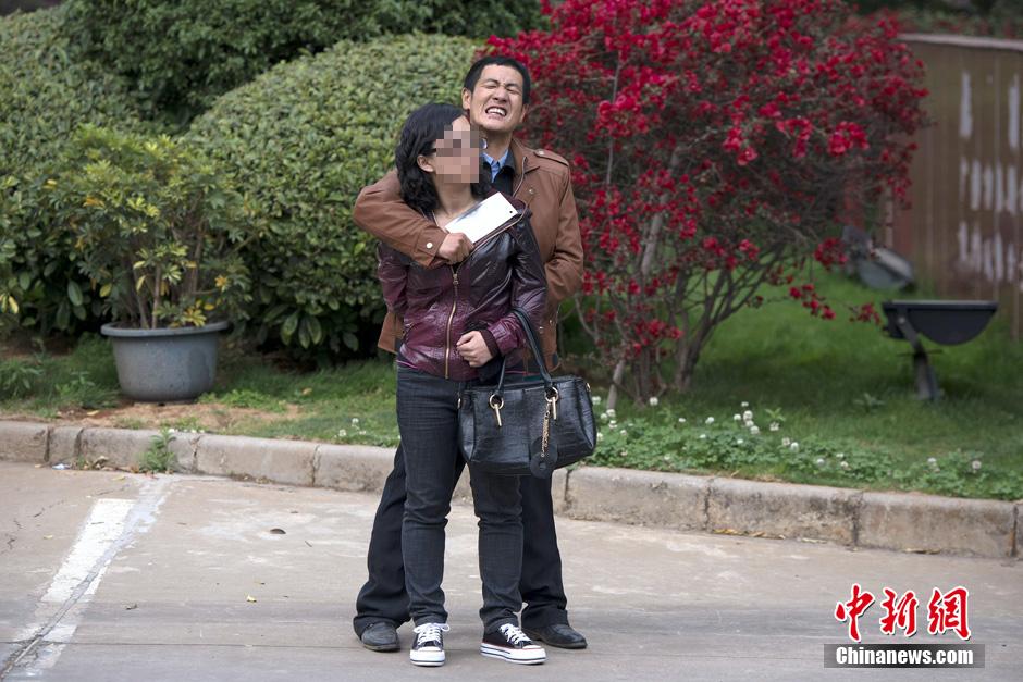 4月8日，劫持者與警方對(duì)峙。