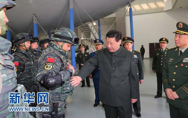 這是習(xí)近平同特戰(zhàn)隊員親切交談，詳細(xì)詢問他們的教學(xué)訓(xùn)練和生活情況。