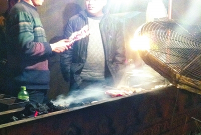 露天燒烤整夜煙熏火燎，路邊居民苦不堪言。