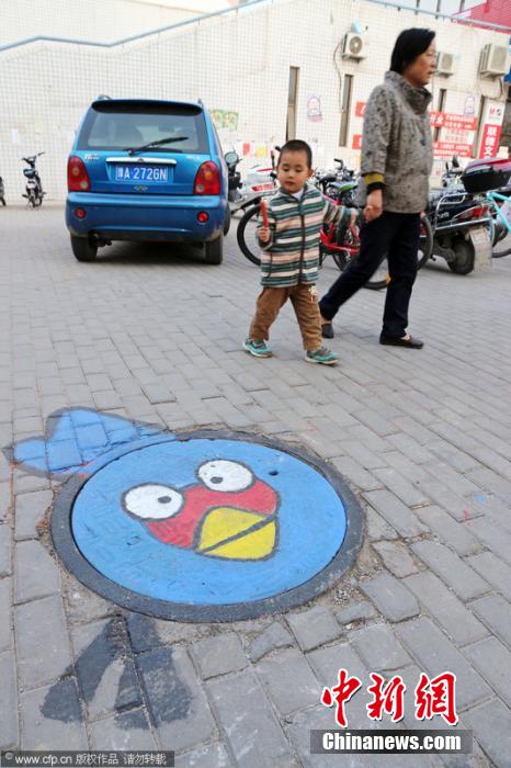 華北水院井蓋穿卡通外衣 集體“賣萌” 華北水院井蓋穿卡通外衣 集體“賣萌”