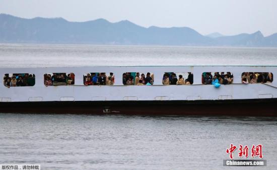 　4月17日清晨，失蹤者家屬乘坐渡輪前往事故現(xiàn)場。