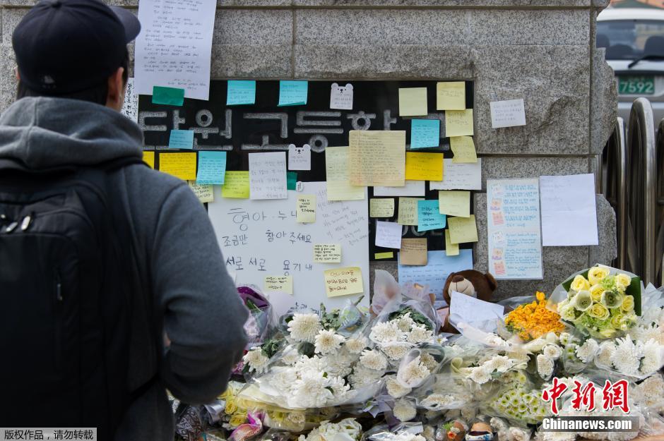 當?shù)貢r間2014年4月21日，韓國安山，民眾持續(xù)為沉沒客輪失蹤乘客祈禱。