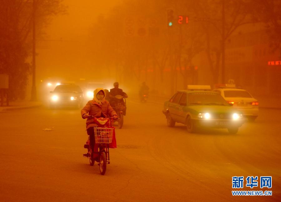 4月23日，沙塵暴中的敦煌街頭。